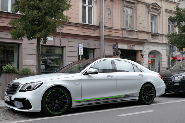 qwwrty5251_stock_photo_Mercedes-Benz_on_street_in_Poland_gree_a25dfc39-6919-46aa-bb88-3aa0a793a229_1